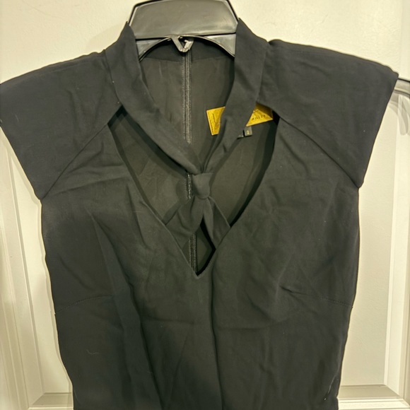 Nicole Miller, Cream Black dress, with keyhole, Size 2 - Picture 2 of 5